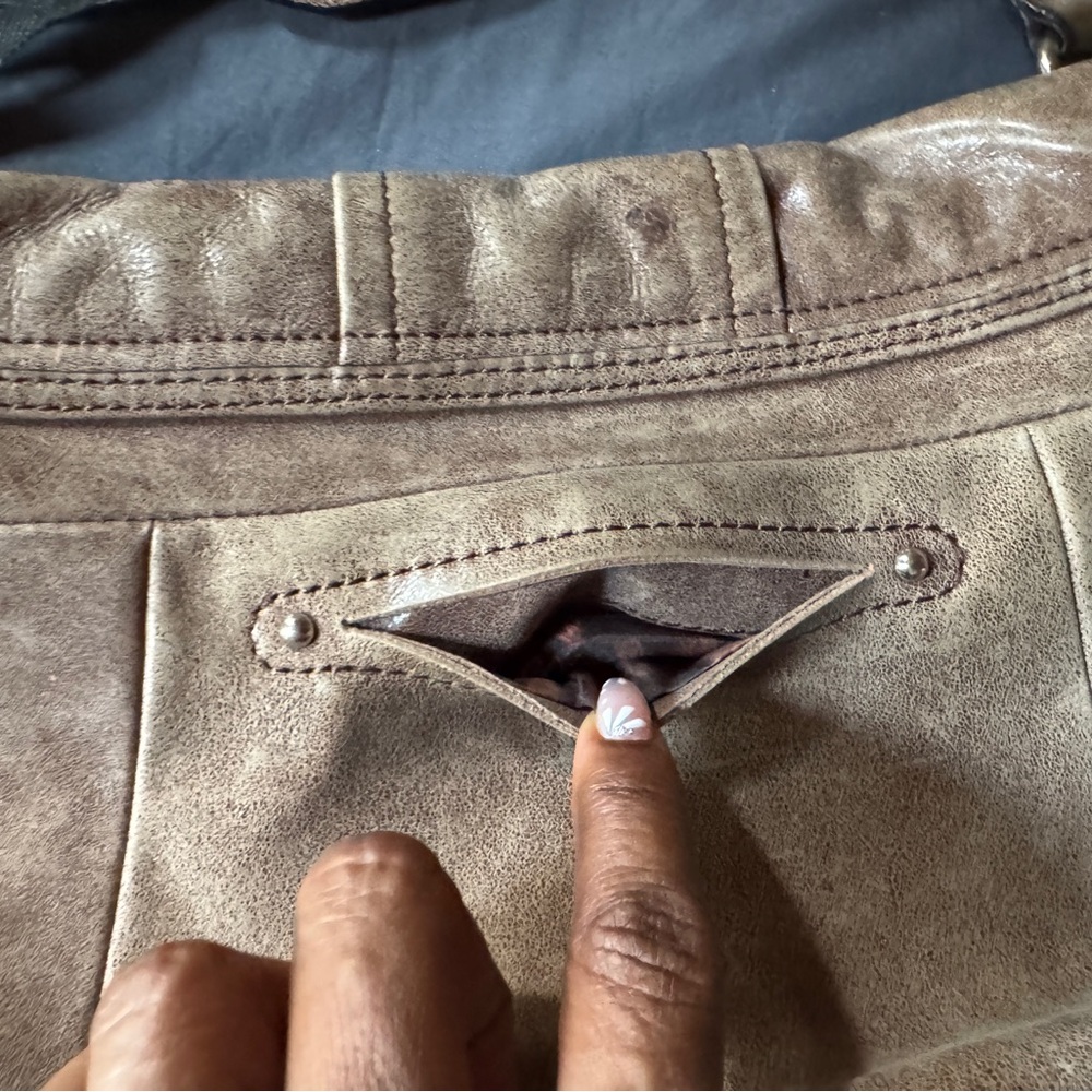 B. Makowsky Brown/ taupe Leather Crossbody Bag with Distressed Finish - Picture 4 of 8